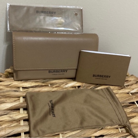 🔴 Elegant Burberry Eyeglass Case in sleek tan leather! 🔥 - Picture 5 of 10